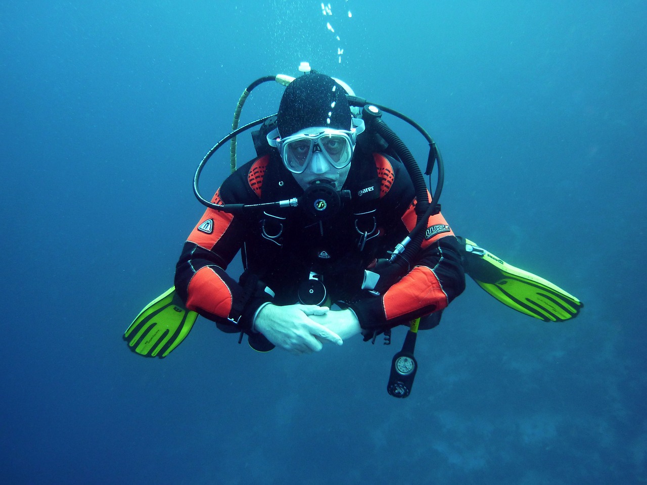 découvrez le monde fascinant de la plongée : explorez les récifs coralliens, admirez la faune marine et vivez des aventures sous-marines inoubliables. parfait pour les amateurs de sensations fortes et les amoureux de la nature.