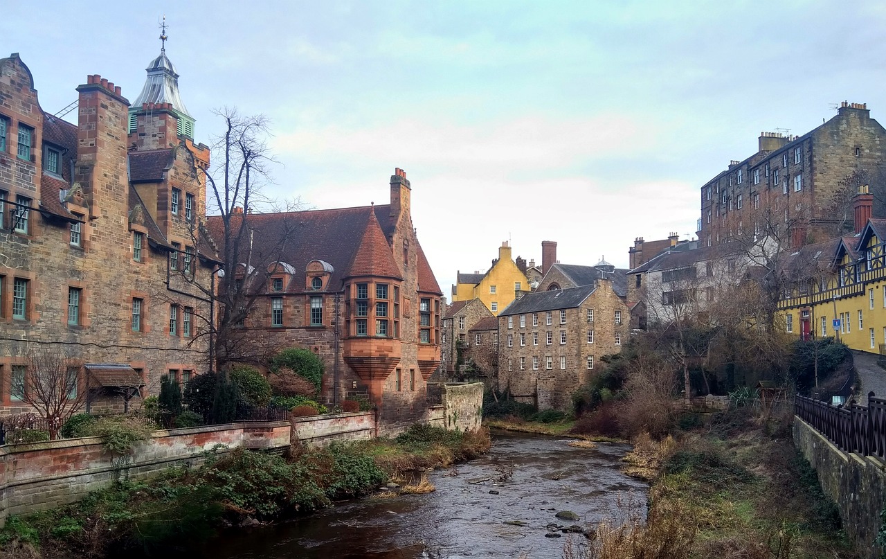 découvrez édimbourg, la capitale écossaise au charme ravissant, mêlant histoire riche, architecture médiévale et paysages spectaculaires. explorez ses châteaux emblématiques, ses festivals animés et ses ruelles pittoresques. parfait pour les amateurs de culture et les aventuriers !