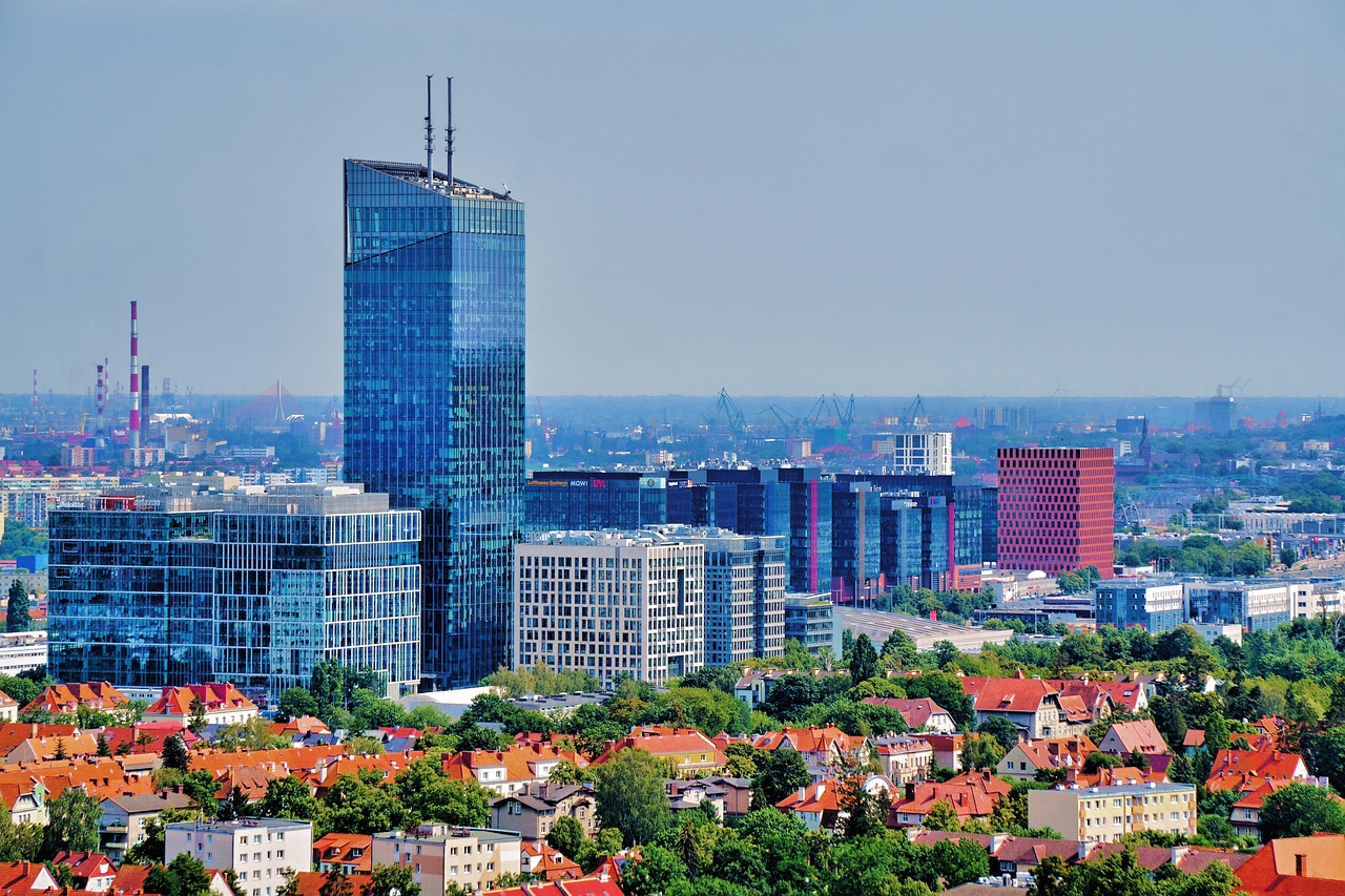 découvrez gdańsk, une ville portuaire polonaise riche en histoire et en culture. explorez ses magnifiques rues médiévales, ses monuments impressionnants et son ambiance conviviale. plongez dans l'héritage maritime et profitez des délices culinaires de cette destination fascinante.
