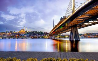 découvrez tout sur la turquie : son riche patrimoine culturel, ses paysages époustouflants, sa délicieuse cuisine et bien plus. explorez les merveilles de ce pays fascinant qui lie tradition et modernité.