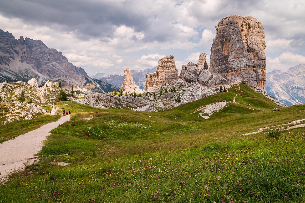 découvrez des montagnes majestueuses, où la nature dévoile sa grandeur à travers des paysages à couper le souffle et des panoramas époustouflants. partez à l'aventure et explorez ces merveilles naturelles qui invitent à l'évasion et à la contemplation.