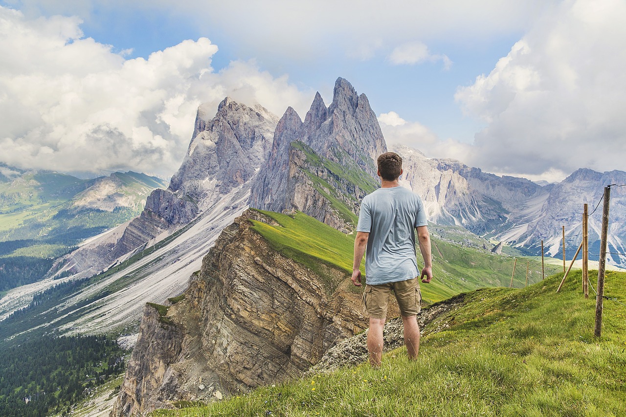 découvrez les montagnes majestueuses qui émerveillent par leur beauté spectaculaire et leur grandeur imposante. plongez au cœur de paysages à couper le souffle, parfaits pour les amateurs de nature et d'aventure.