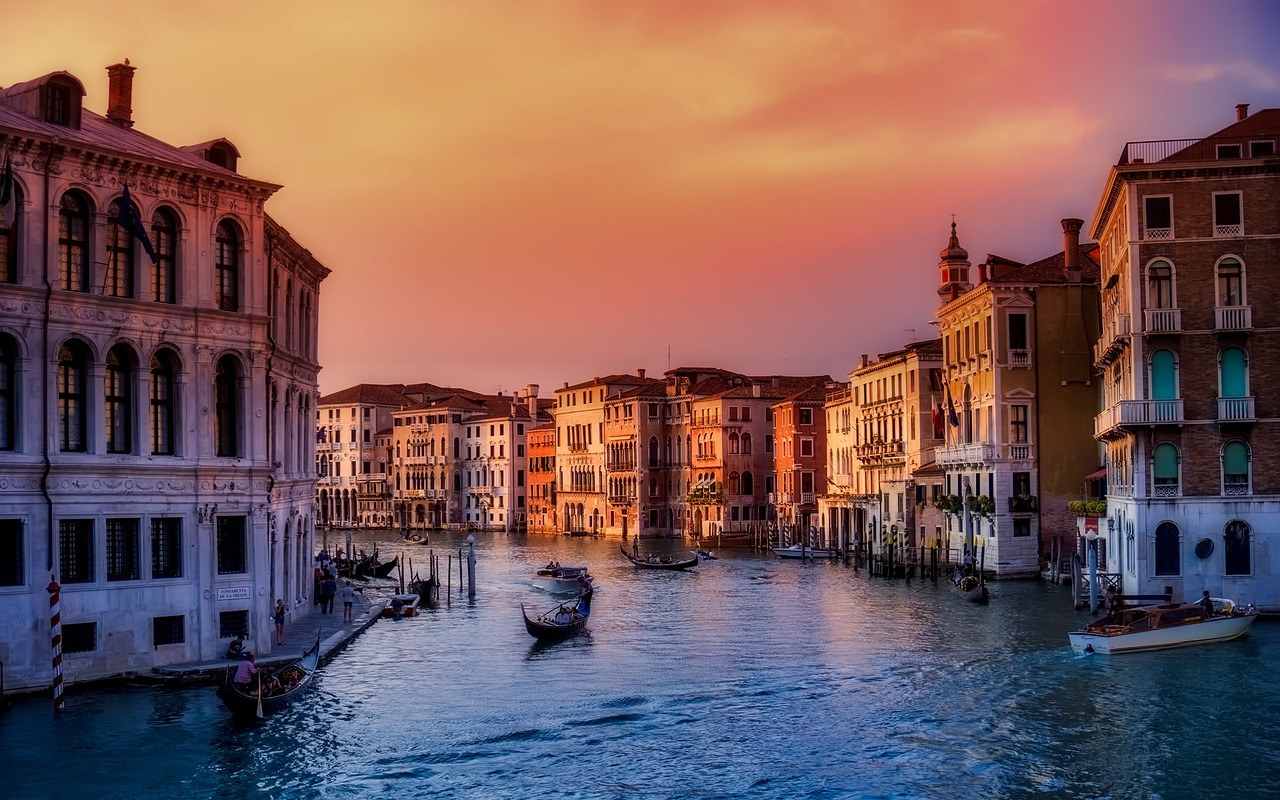 découvrez la magie de venise, une ville emblématique aux canaux envoûtants, aux gondoles romantiques et à l'architecture renaissance. explorez ses trésors cachés, savourez sa délicieuse cuisine italienne et plongez dans l'atmosphère unique de la sérénissime.