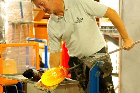 découvrez l'univers des artisans : passion, savoir-faire et tradition au cœur de chaque création. trouvez des professionnels talentueux pour réaliser vos projets et personnaliser votre intérieur avec des œuvres uniques.
