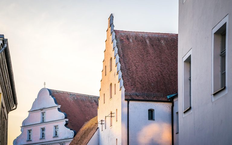 découvrez les bâtiments historiques qui témoignent du riche patrimoine architectural. plongez dans l'histoire à travers des édifices majestueux et des monuments emblématiques qui racontent des récits fascinants.