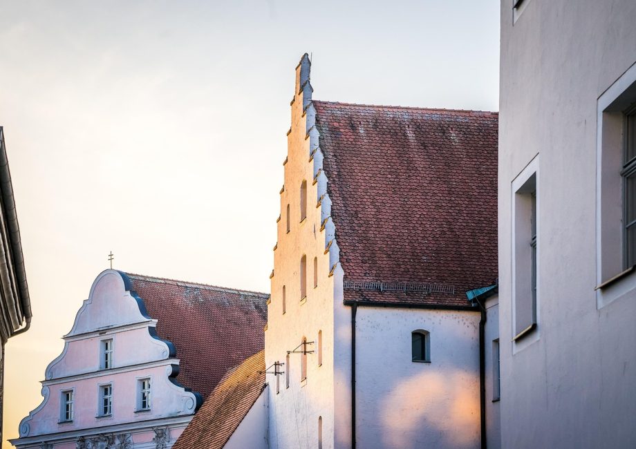 découvrez les bâtiments historiques qui témoignent du riche patrimoine architectural. plongez dans l'histoire à travers des édifices majestueux et des monuments emblématiques qui racontent des récits fascinants.