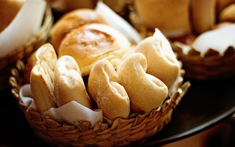 découvrez l'authenticité des boulangeries artisanales, où chaque pain est préparé avec passion et savoir-faire. savourez des créations uniques, faites avec des ingrédients de qualité, pour une expérience gustative inoubliable. plongez dans l'univers du bon pain fait maison!