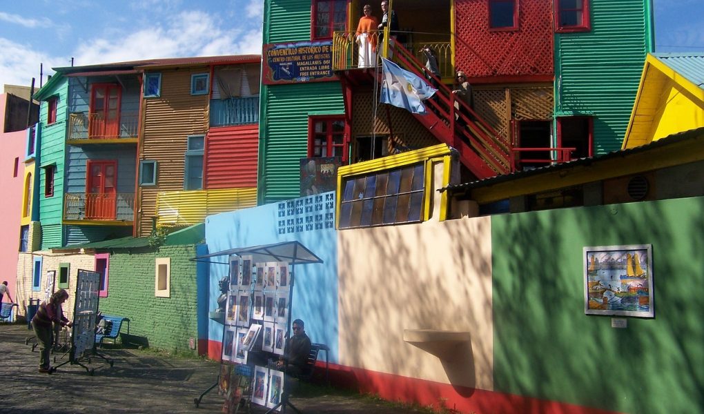 découvrez buenos aires, la vibrante capitale de l'argentine. plongez dans son ambiance unique, entre tango, gastronomie savoureuse et architecture captivante. explorez ses quartiers emblématiques comme san telmo et la boca, tout en profitant de la richesse culturelle de cette métropole fascinante.
