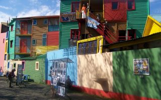 découvrez buenos aires, la vibrante capitale de l'argentine. plongez dans son ambiance unique, entre tango, gastronomie savoureuse et architecture captivante. explorez ses quartiers emblématiques comme san telmo et la boca, tout en profitant de la richesse culturelle de cette métropole fascinante.