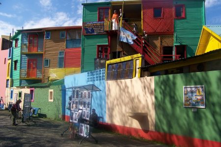 découvrez buenos aires, la vibrante capitale de l'argentine. plongez dans son ambiance unique, entre tango, gastronomie savoureuse et architecture captivante. explorez ses quartiers emblématiques comme san telmo et la boca, tout en profitant de la richesse culturelle de cette métropole fascinante.