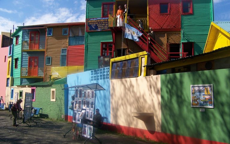 découvrez buenos aires, la vibrante capitale de l'argentine. plongez dans son ambiance unique, entre tango, gastronomie savoureuse et architecture captivante. explorez ses quartiers emblématiques comme san telmo et la boca, tout en profitant de la richesse culturelle de cette métropole fascinante.
