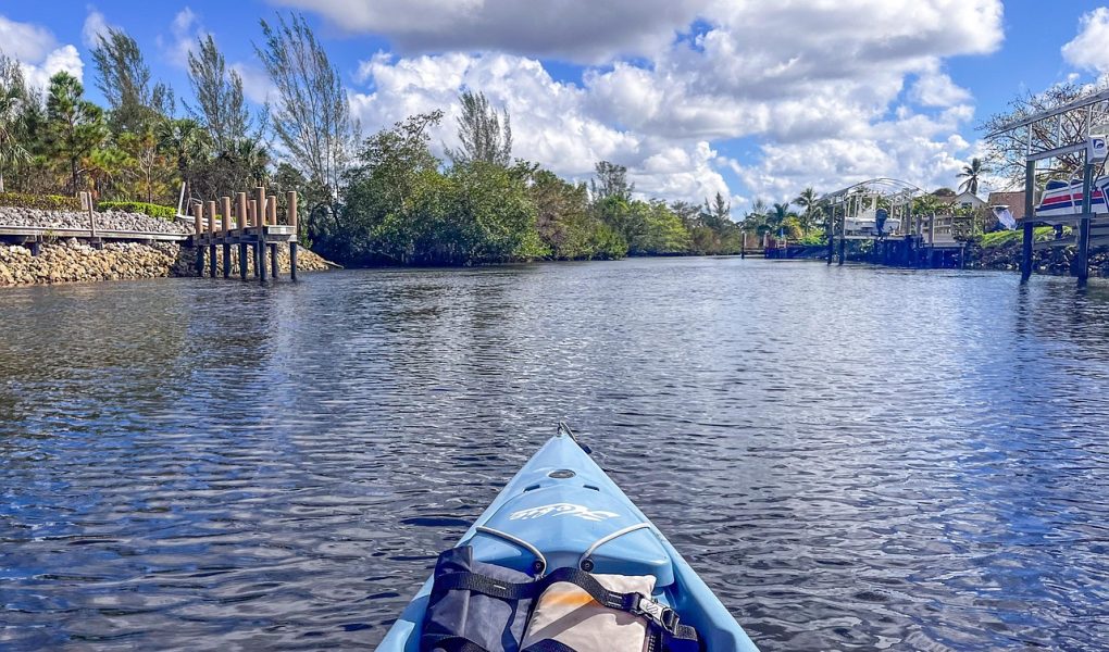 découvrez l'univers fascinant du kayak ! que vous soyez débutant ou expert, explorez des conseils, des destinations idéales et des techniques pour naviguer en toute sécurité sur l'eau. préparez-vous à vivre des aventures inoubliables en pleine nature.