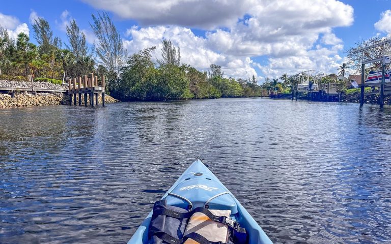 découvrez l'univers fascinant du kayak ! que vous soyez débutant ou expert, explorez des conseils, des destinations idéales et des techniques pour naviguer en toute sécurité sur l'eau. préparez-vous à vivre des aventures inoubliables en pleine nature.