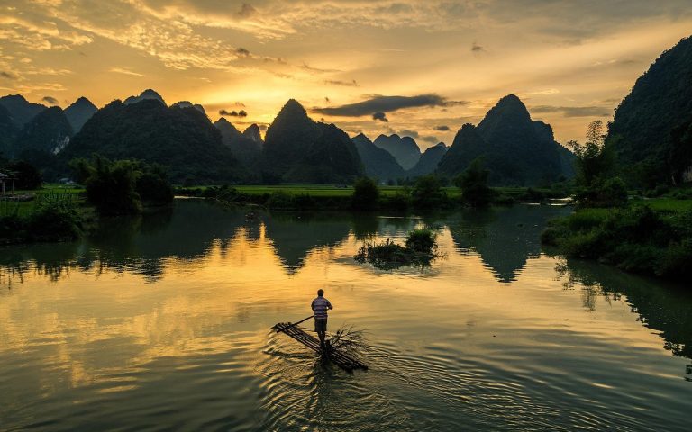 découvrez le paddle, une activité aquatique ludique et accessible à tous. apprenez à glisser sur l'eau tout en vous amusant, que vous soyez débutant ou passionné. rejoignez la tendance du paddle et explorez des paysages magnifiques tout en vous exerçant.