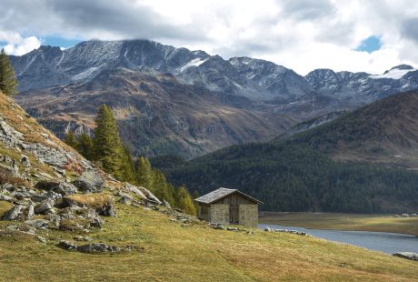 découvrez l'univers de la randonnée : des conseils pratiques, des itinéraires à travers des paysages à couper le souffle et des astuces pour profiter pleinement de vos sorties en pleine nature.