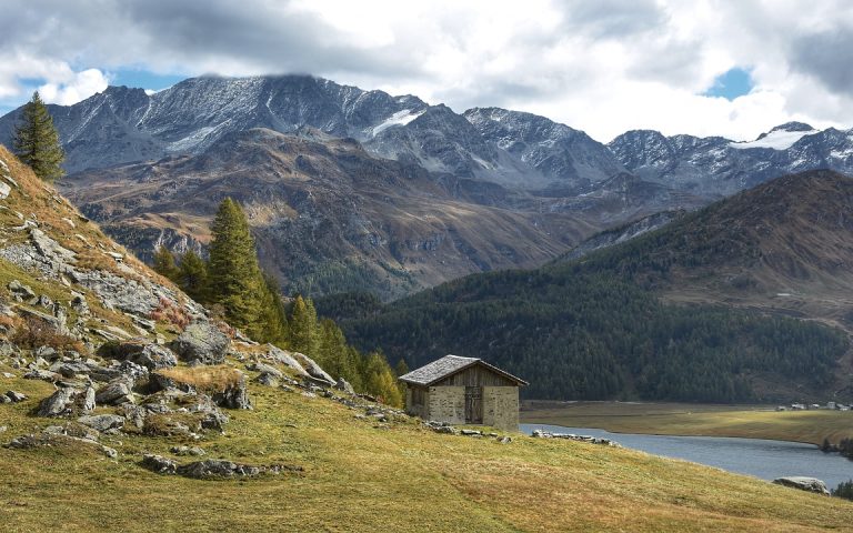 découvrez l'univers de la randonnée : des conseils pratiques, des itinéraires à travers des paysages à couper le souffle et des astuces pour profiter pleinement de vos sorties en pleine nature.