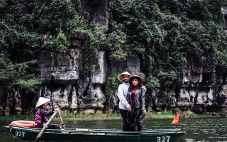 découvrez ninh thuận, une région côtière du vietnam réputée pour ses paysages magnifiques, ses plages de sable fin et son riche patrimoine culturel. explorez les sites historiques, la gastronomie locale et les activités en plein air qui font du ninh thuận une destination incontournable pour les amateurs de nature et d'aventure.