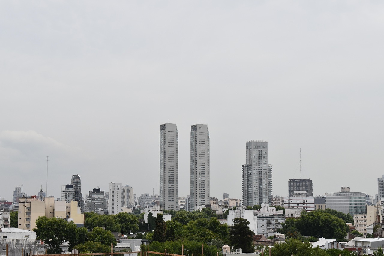 découvrez buenos aires, la vibrante capitale argentine, où culture, art et gastronomie se rencontrent. explorez ses quartiers emblématiques, profitez de sa vie nocturne animée et savourez un authentique morceau de tango au cœur de cette métropole fascinante.
