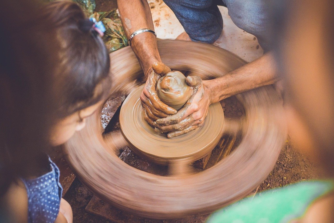 découvrez l'art du savoir-faire artisanal, où passion et précision se rencontrent pour créer des pièces uniques et authentiques. plongez dans l'univers du craftsmanship, où chaque détail compte et chaque création raconte une histoire.