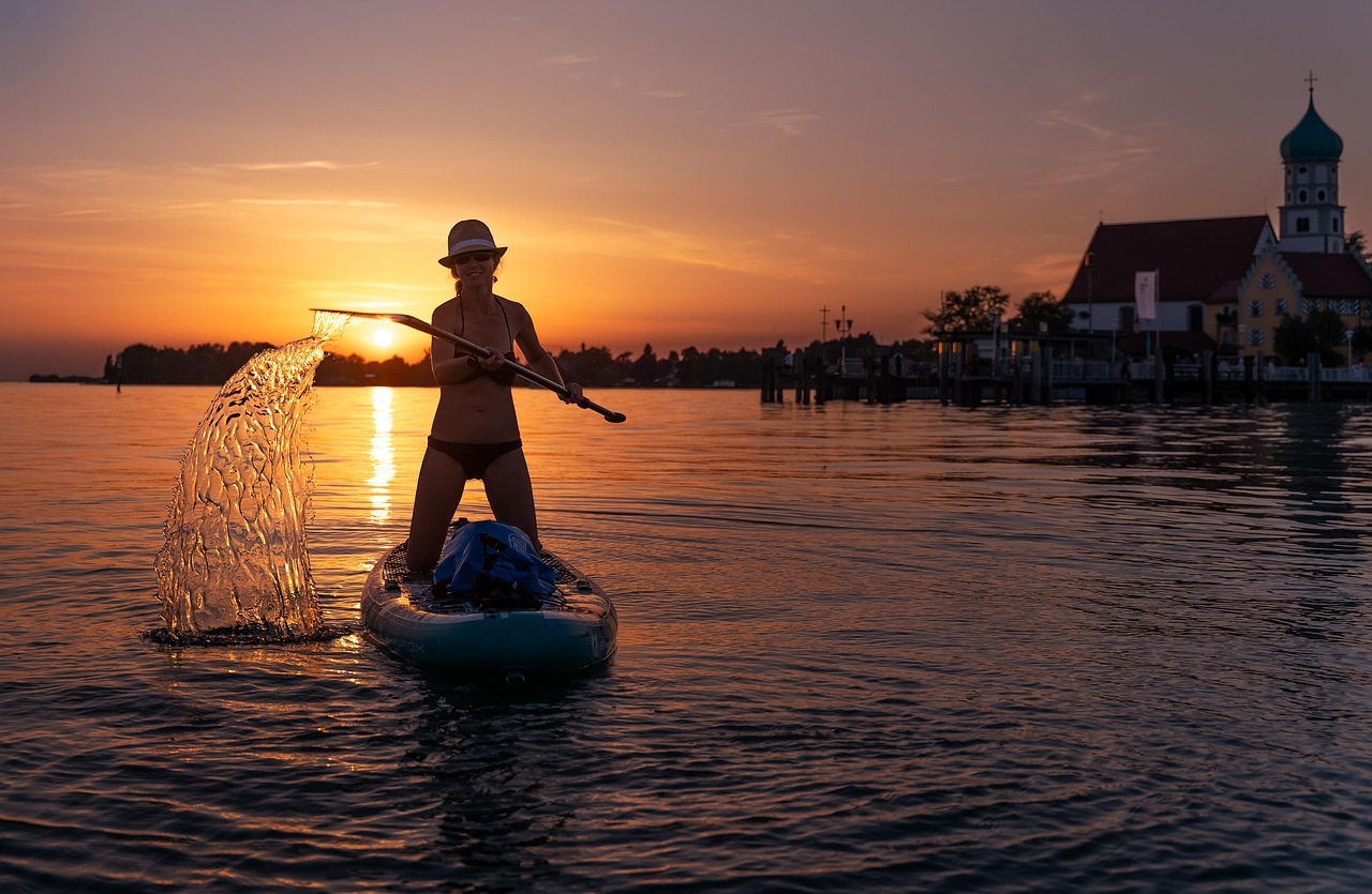 découvrez le paddle, une activité nautique captivante qui allie équilibre, aventure et détente sur l'eau. que vous soyez débutant ou expert, explorez les plus beaux spots de paddle et profitez d'une expérience unique en pleine nature.