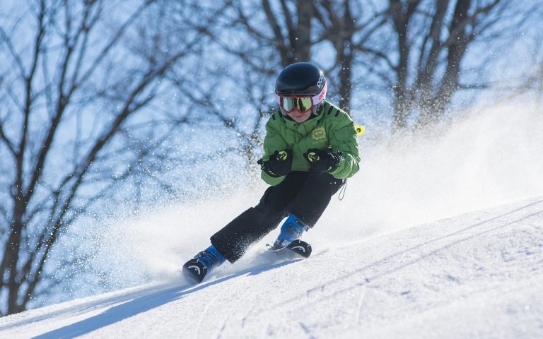 découvrez l'univers du ski avec nos conseils, les meilleures destinations et les équipements incontournables pour profiter pleinement des pistes enneigées.