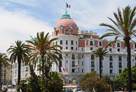 découvrez le negresco, un hôtel emblématique de la côte d'azur, alliant luxe et histoire. plongez dans un univers élégant où le charme intemporel rencontre un service exceptionnel, le tout avec une vue imprenable sur la mer méditerranée.