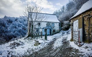 découvrez la nouvelle-aquitaine, une région riche en paysages variés, en patrimoine culturel exceptionnel et en activités de plein air. explorez ses villes dynamiques, ses vignobles renommés et ses plages de sable fin, tout en profitant d'une gastronomie savoureuse. parfaite pour les amoureux de la nature et les passionnés d'histoire, la nouvelle-aquitaine vous invite à vivre des expériences uniques.