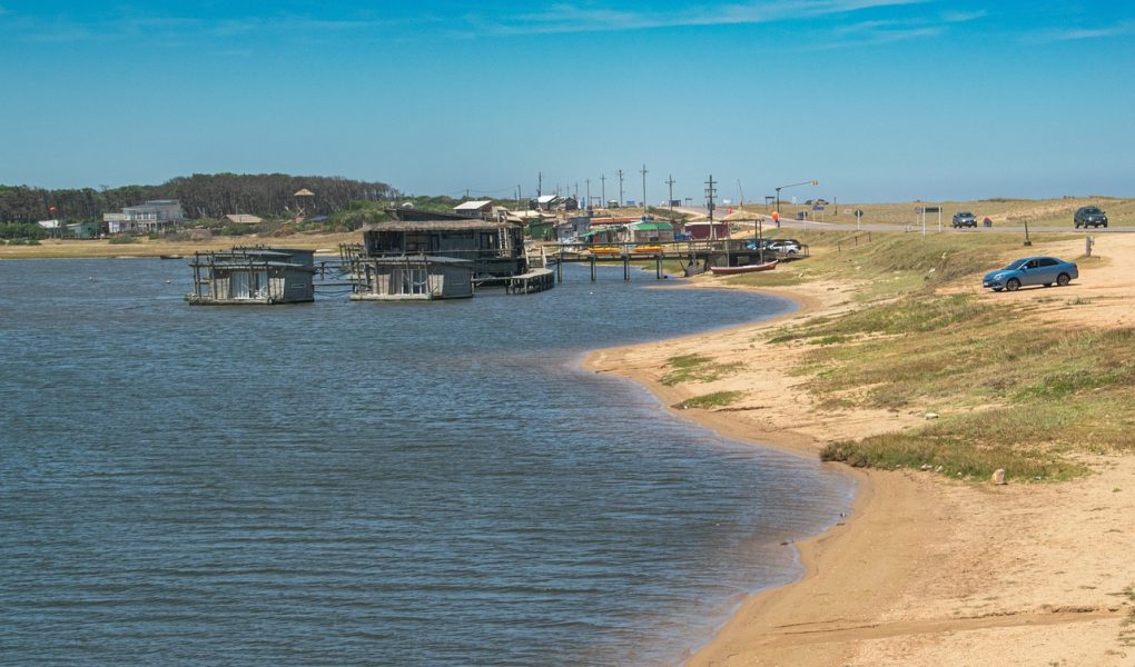 découvrez l'envoûtant village flottant, où tradition et nature se rencontrent au fil de l'eau. explorez une culture unique, des paysages idylliques et vivez une expérience inoubliable au cœur de ce lieu magique.