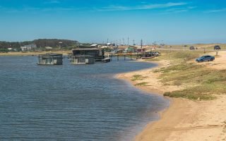 découvrez l'envoûtant village flottant, où tradition et nature se rencontrent au fil de l'eau. explorez une culture unique, des paysages idylliques et vivez une expérience inoubliable au cœur de ce lieu magique.