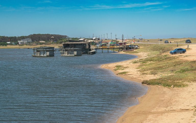 découvrez l'envoûtant village flottant, où tradition et nature se rencontrent au fil de l'eau. explorez une culture unique, des paysages idylliques et vivez une expérience inoubliable au cœur de ce lieu magique.
