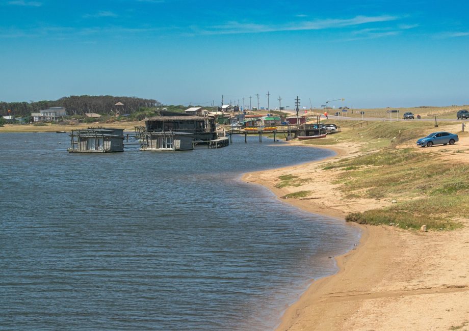 découvrez l'envoûtant village flottant, où tradition et nature se rencontrent au fil de l'eau. explorez une culture unique, des paysages idylliques et vivez une expérience inoubliable au cœur de ce lieu magique.