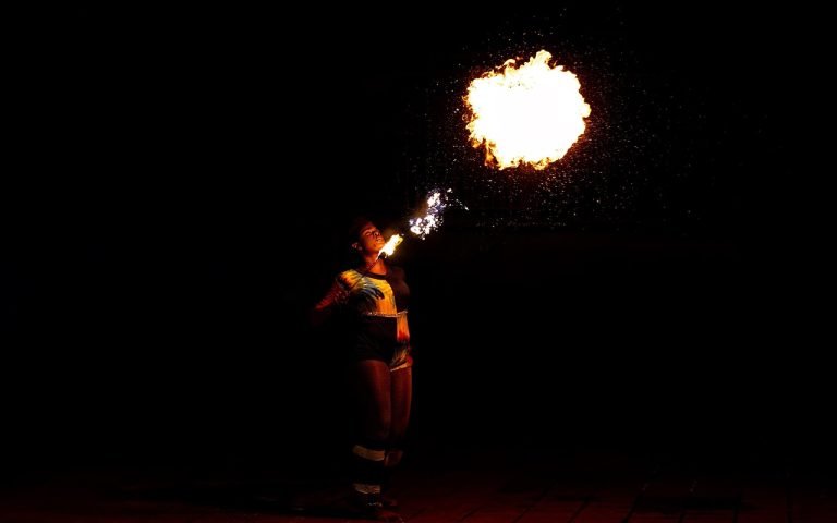 découvrez l'univers vibrant du street art, où l'expression créative prend vie dans les rues. explorez les œuvres captivantes d'artistes talentueux, les messages puissants qu'ils véhiculent et l'impact culturel que ce mouvement artistique a sur nos villes.