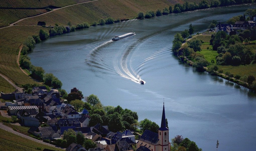 découvrez dragon village, un monde fantastique où les dragons vivent en harmonie avec les humains. explorez des quêtes épiques, élevez votre propre dragon et plongez dans une aventure inoubliable pleine de magie et d'amitié.
