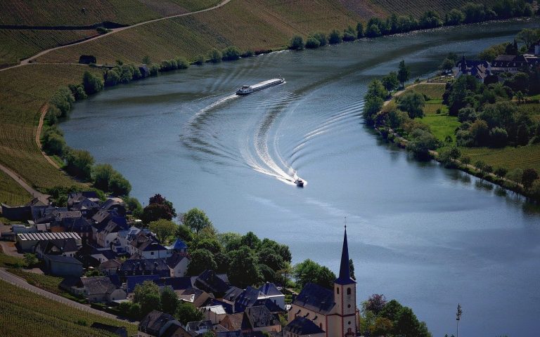 découvrez dragon village, un monde fantastique où les dragons vivent en harmonie avec les humains. explorez des quêtes épiques, élevez votre propre dragon et plongez dans une aventure inoubliable pleine de magie et d'amitié.