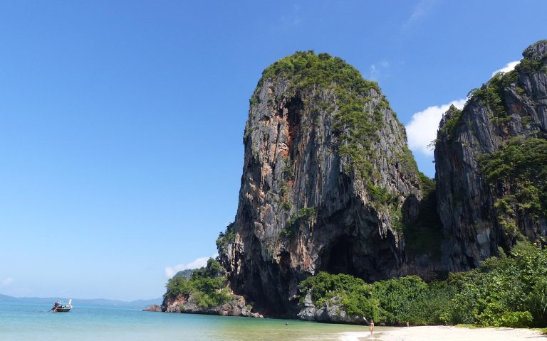 découvrez le mans, une ville phare de la région des pays de la loire, célèbre pour ses courses automobiles légendaires, son patrimoine médiéval fascinant et ses charmantes ruelles. explorez l'histoire, la culture et les paysages de cette destination incontournable.