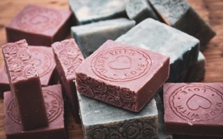 découvrez l'univers fascinant des artisanats où la créativité et le savoir-faire se rencontrent. explorez des créations uniques réalisées à la main par des artisans passionnés, et laissez-vous inspirer par des techniques traditionnelles et modernes.