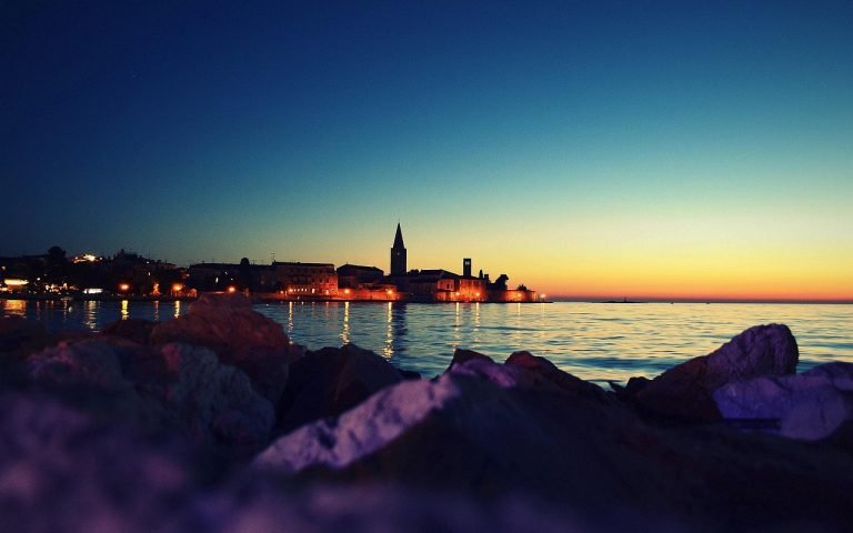 découvrez poreč, une charmante ville côtière en croatie, célèbre pour ses plages ensoleillées, sa riche histoire, et ses sites classés au patrimoine mondial de l'unesco. profitez d'activités nautiques, de promenades pittoresques et d'une délicieuse cuisine locale dans cette destination idyllique.