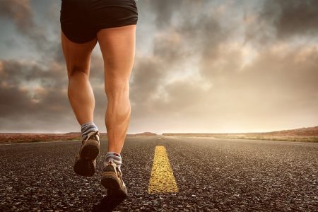 découvrez le new york marathon, une course emblématique qui attire des coureurs du monde entier. participez à cet événement inoubliable à travers les rues vibrantes de new york et vivez une expérience unique alliant sport, détermination et esprit communautaire.