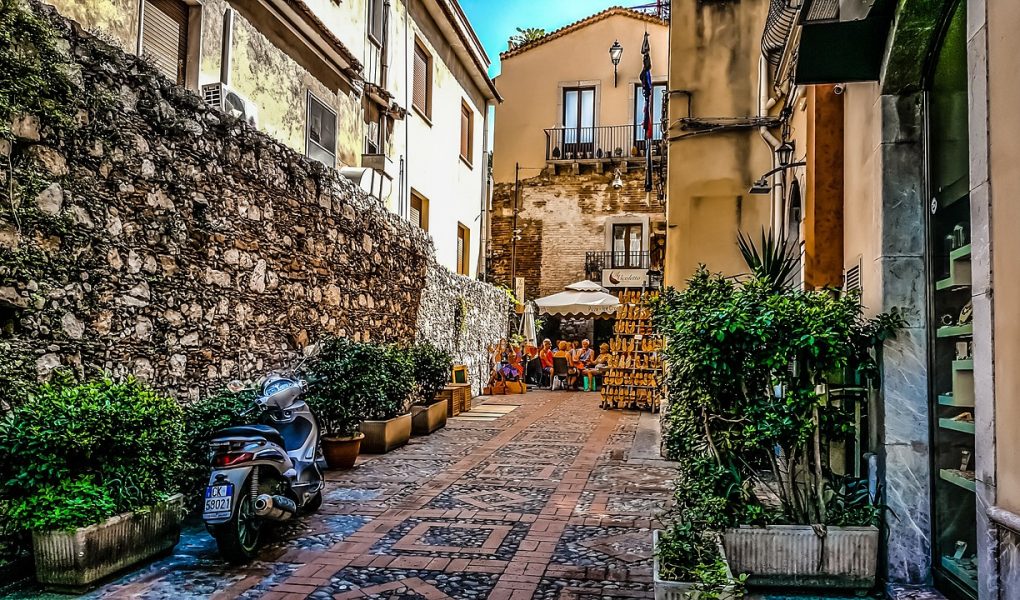 découvrez l'authenticité des trattorias italiennes : ambiance conviviale, cuisine maison, et saveurs traditionnelles pour un véritable voyage culinaire en italie.