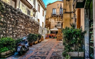 découvrez l'authenticité des trattorias italiennes : ambiance conviviale, cuisine maison, et saveurs traditionnelles pour un véritable voyage culinaire en italie.