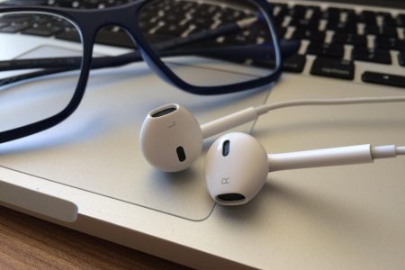 découvrez une sélection des meilleurs podcasts à écouter sur tous les sujets : actualités, culture, divertissement, technologie et bien plus. trouvez le podcast parfait pour chaque instant.