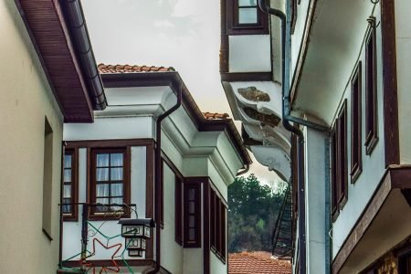 découvrez la macédoine du nord, un pays riche en histoire et en culture, mêlant paysages naturels époustouflants, patrimoine ancien et chaleur humaine. plongez dans son héritage varié, savourez sa cuisine délicieuse et explorez ses villes fascinantes.