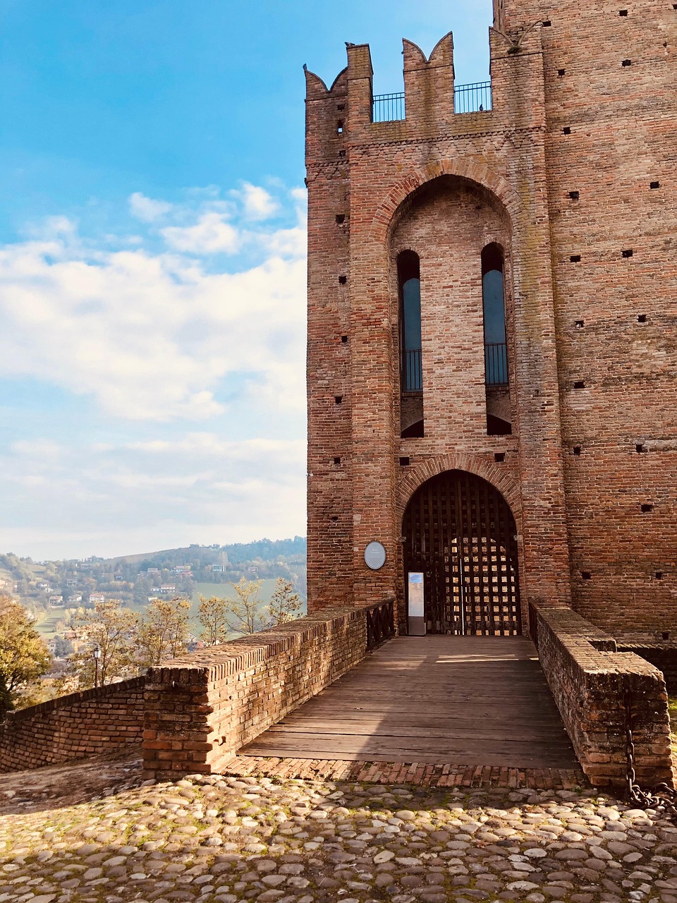 découvrez piacenza, une charmante ville italienne en émilie-romagne, réputée pour son patrimoine historique, sa gastronomie authentique et ses paysages pittoresques. partez à la découverte de ses monuments, musées et traditions locales.