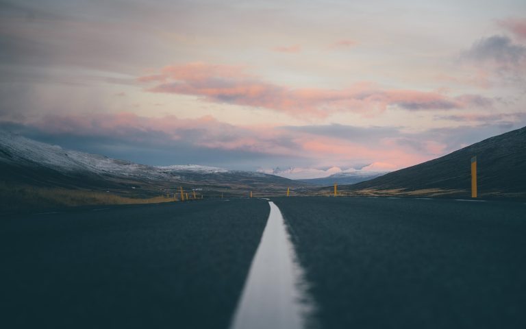 partez à l’aventure en islande et découvrez des paysages spectaculaires, des volcans, des geysers et des aurores boréales. préparez votre voyage pour une expérience inoubliable au cœur de la nature islandaise.