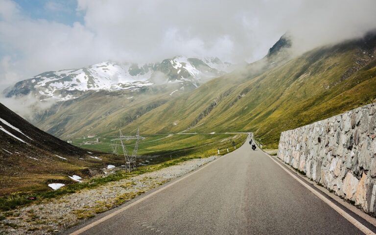 découvrez nos conseils et itinéraires pour organiser un road-trip inoubliable. explorez les plus belles routes, astuces de préparation et idées de destinations pour un voyage sur mesure !