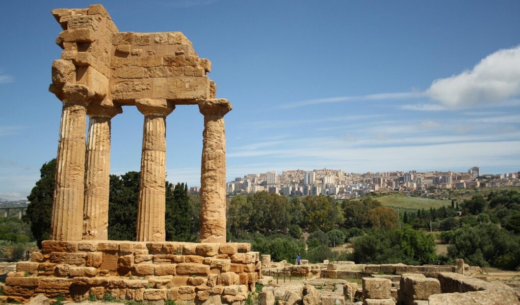 découvrez la sicile, île fascinante au cœur de la méditerranée : paysages envoûtants, patrimoine historique, plages idylliques et une cuisine aux saveurs authentiques. explorez ses trésors uniques et vivez une expérience inoubliable.