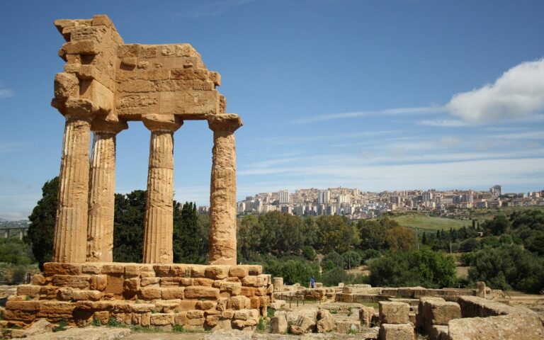 découvrez la sicile, île fascinante au cœur de la méditerranée : paysages envoûtants, patrimoine historique, plages idylliques et une cuisine aux saveurs authentiques. explorez ses trésors uniques et vivez une expérience inoubliable.