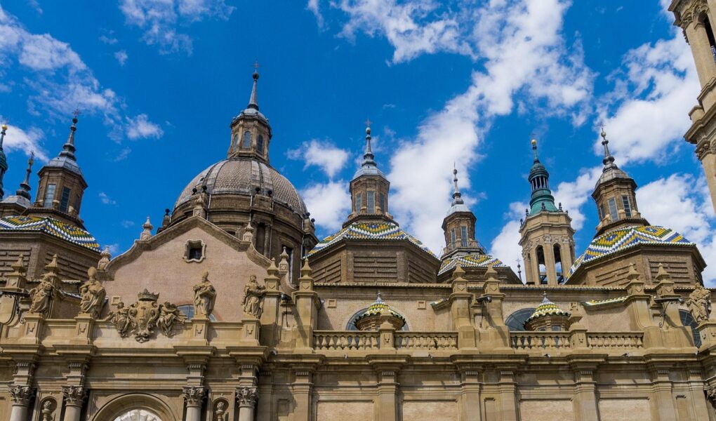 découvrez l'aragon, une splendide région d'espagne réputée pour ses paysages variés, son riche patrimoine historique et ses charmants villages médiévaux. partez à la découverte de ses sites emblématiques et savourez sa gastronomie authentique.