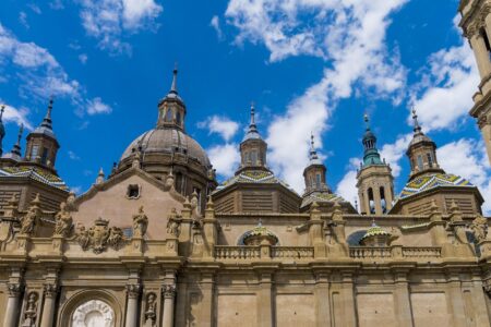 découvrez l'aragon, une splendide région d'espagne réputée pour ses paysages variés, son riche patrimoine historique et ses charmants villages médiévaux. partez à la découverte de ses sites emblématiques et savourez sa gastronomie authentique.