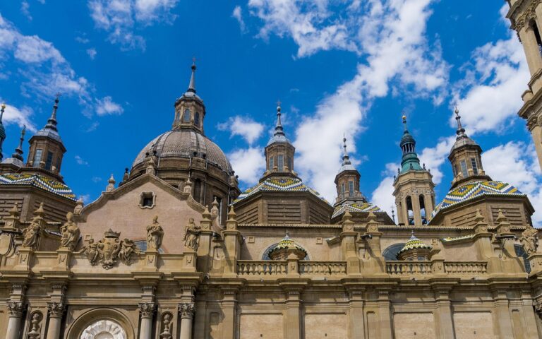découvrez l'aragon, une splendide région d'espagne réputée pour ses paysages variés, son riche patrimoine historique et ses charmants villages médiévaux. partez à la découverte de ses sites emblématiques et savourez sa gastronomie authentique.